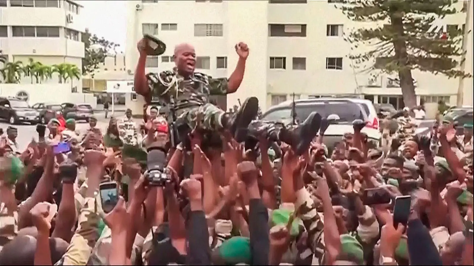 Der neue Militärmachthaber, General Brice Clothaire Oligui Nguema, wurde als Übergangspräsident vereidigt. (Foto: Uncredited/Gabon24/AP/dpa)
