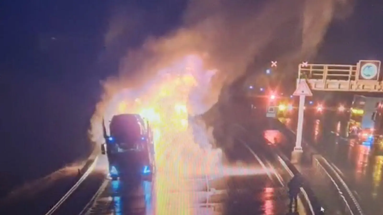 Der brennende Lastwagen auf der A71 hinter dem Rennsteigtunnel. (Foto: Polizei Thüringen/dpa)