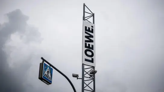 Hauptstandort des Elektronikkonzerns „Loewe“ mit Schild mit dem Schriftzug des Unternehmens. (Foto: Nicolas Armer/dpa/Archivbild)
