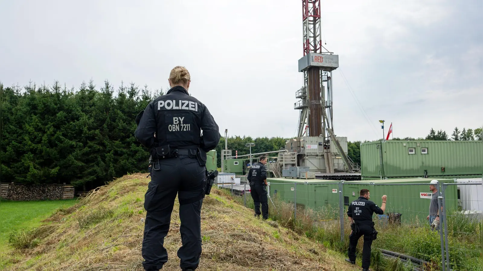 Immer wieder störten Proteste von Umweltschützern und Anwohnern die Gasbohrung - dennoch kommt das Projekt immer weiter voran. (Archivbild) (Foto: Stefan Puchner/dpa)