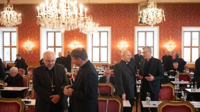 Die Bischöfe stehen zu Beginn der Herbstvollversammlung der Deutschen Bischofskonferenz im Fürstensaal des Stadtschlosses Fulda. (Foto: Sebastian Gollnow/dpa)