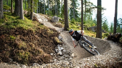 Der Bikepark Zugspitze bietet drei Trails mit knapp einen bis gut vier Kilometer Länge und unterschiedlichen Schwierigkeiten. (Foto: Nikola Radovic/Tiroler Zugspitz Arena/dpa-tmn)