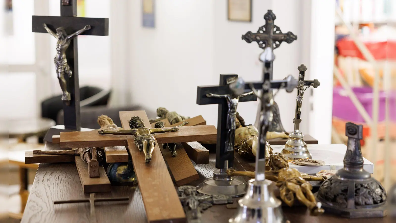 Ein 1,50 Meter großes Kruzifix im Eingangsbereich eines Gymnasiums hat zwei Schülerinnen gestört - und hätte deshalb laut Gericht abgehängt werden müssen (Symbolbild). (Foto: Friso Gentsch/dpa)