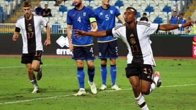 Dortmunds Youssoufa Moukoko (r) erzielte zwei Treffer für die U21-Nationalmannschaft. (Foto: -/dpa)