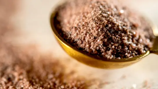 Dank Eisen und Schwefel: Kala Namak Salz, auch Black Salt genannt, schimmert meist bräunlich-rosarot bis dunkel-violett. (Foto: Zacharie Scheurer/dpa-tmn)