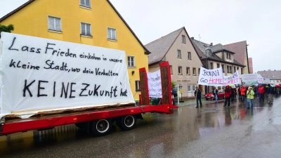 Protestzug zum Rathaus: Vom strömenden Regen ließen sich etwa 200 Bürgerinnen und Bürger Leutershausen im Mai 2019 nicht abhalten, der Bürgermeisterin sehr deutlich ihre Meinung zu sagen. (Archivbild: Jim Albright)
