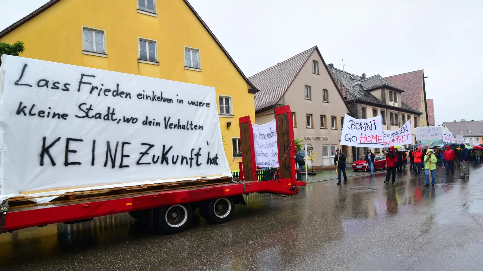 Protestzug zum Rathaus: Vom strömenden Regen ließen sich etwa 200 Bürgerinnen und Bürger Leutershausen im Mai 2019 nicht abhalten, der Bürgermeisterin sehr deutlich ihre Meinung zu sagen. (Archivbild: Jim Albright)