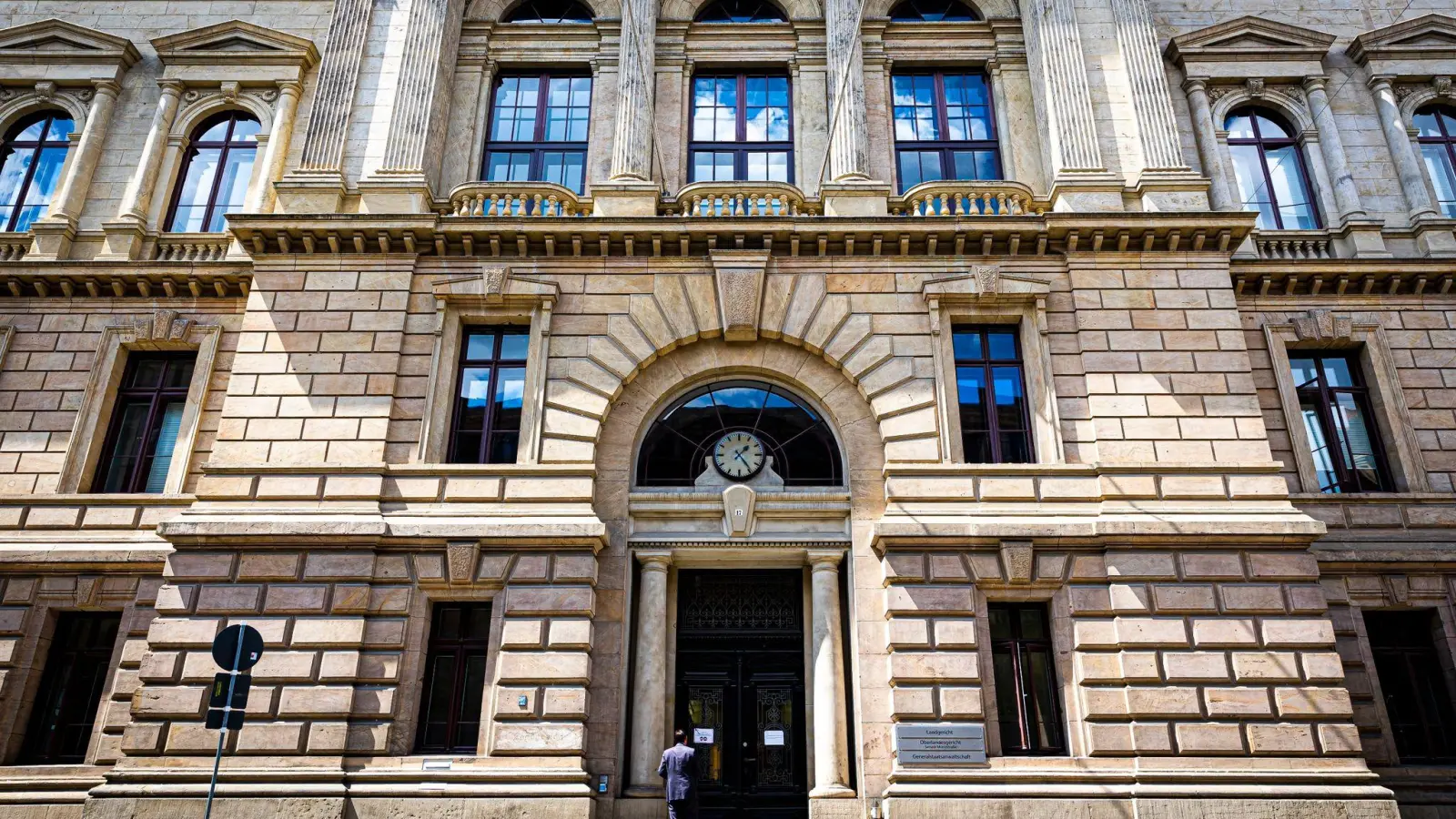Blick auf den Haupteingang des Landgerichts Braunschweig. (Foto: Moritz Frankenberg/dpa)
