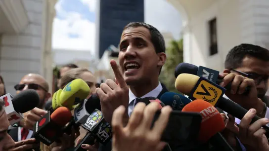 Der venezolanische Oppositionsführer Juan Guaido wurde körperlich angegriffen. Wer steckt dahinter? (Foto: Rafael Hernandez/dpa)
