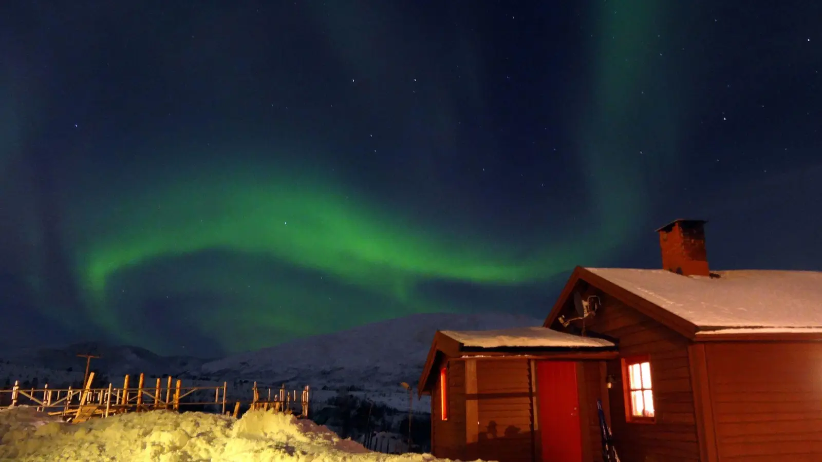 Aurora Borealis über Tromsö: Die skandinavischen Länder sind dafür bekannt, dass hier besonders häufig Nordlichter zu sehen sind. (Foto: Andrea Warnecke/dpa-tmn)