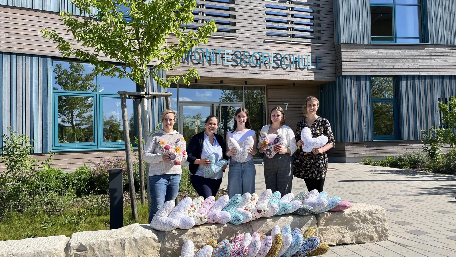Inessa Mack (Mitte) übergab die Herz-Kissen vor der Montessori-Schule an Bianka Lechner (Zweite von links) und Vanessa Zahn (Zweite von rechts) von ANregiomed. Mit dabei waren Schulleiterin Christine Kremser (links) und Klassenlehrerin Katharina Albrecht. (Foto: Michaela Mack)