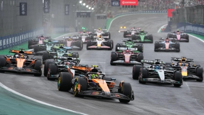 Auf dem Weg zum Start-Ziel-Sieg: Lando Norris (vorn) baute im Sprint seine WM-Führung aus. (Foto: Andre Penner/AP/dpa)