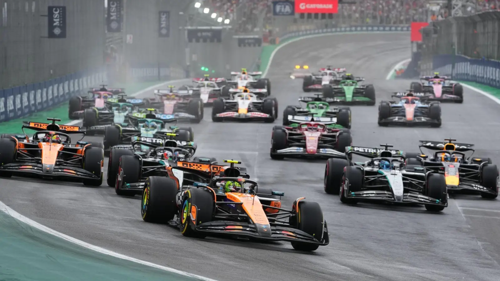 Auf dem Weg zum Start-Ziel-Sieg: Lando Norris (vorn) baute im Sprint seine WM-Führung aus. (Foto: Andre Penner/AP/dpa)