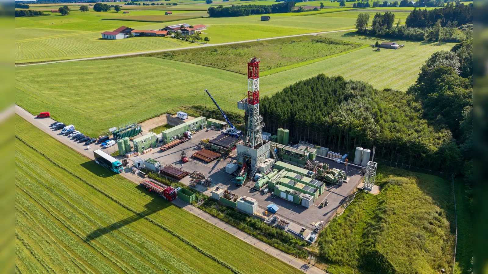 Von der Gemeinde Reichling einmal die Straße runter steht der etwa 40 Meter hohe Bohrturm. (Foto: Peter Kneffel/dpa)
