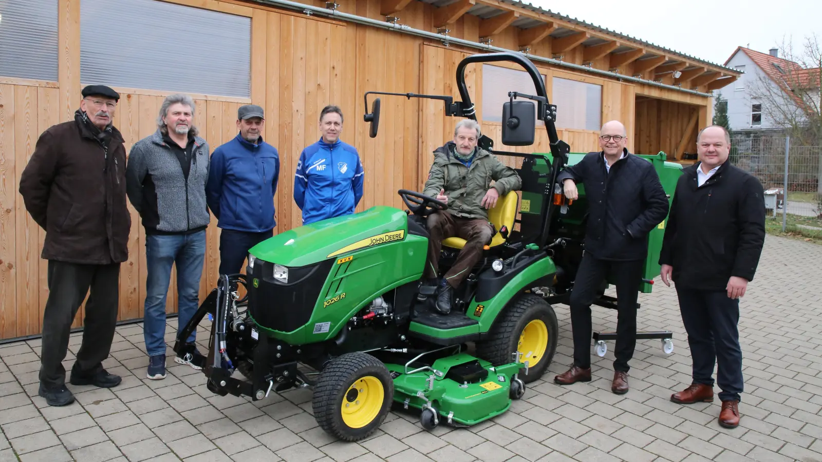 Freude über das neue Arbeitsgerät (von links): Hilmar Müller (FC Sachsen), Peter Kuhn (Fördervereins Sachsener Fußball-Jugend), Bernd Böhmländer (FC Sachsen), Martin Frosch (FC Sachsen), Günter Croner (FC Sachsen), Werner Frieß (Sparkasse) und Sachsens Bürgermeister Bernd Meyer. (Foto: Alexander Biernoth)