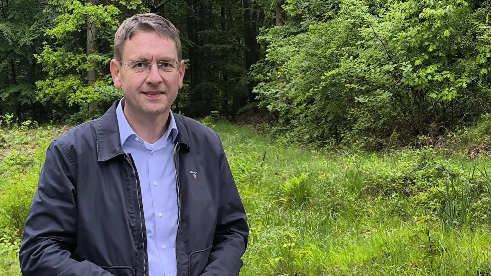 Wandern – wie hier auf dem barrierefreien Weg bei Colmberg – gehört zu den Hobbys von Landrat Dr. Jürgen Ludwig, der 2026 seine Wiederwahl anstrebt. (Foto: Thomas Schaller)