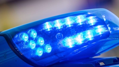 Ein Fahrzeuggespann hat die Verkehrspolizei Ansbach auf der A6 bei Herrieden gestoppt. (Symbolbild: Lino Mirgeler/dpa)