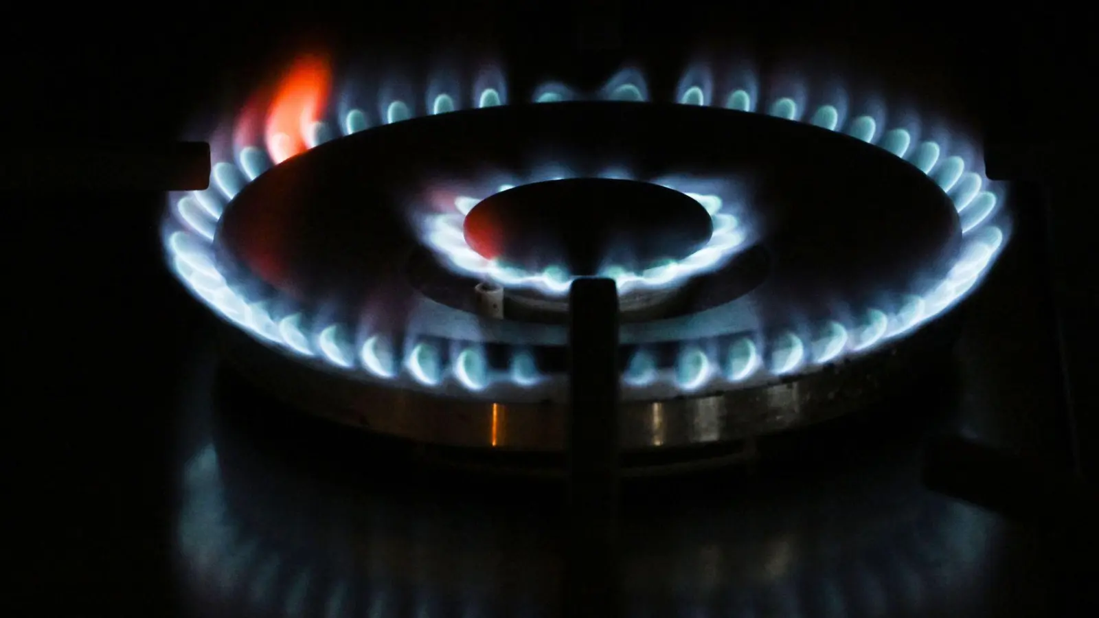Gasleitungen sollten alle zwölf Jahre von Fachleuten und zusätzlich jährlich selbst per Sichtprüfung kontrolliert werden. (Foto: Marijan Murat/dpa/dpa-tmn)