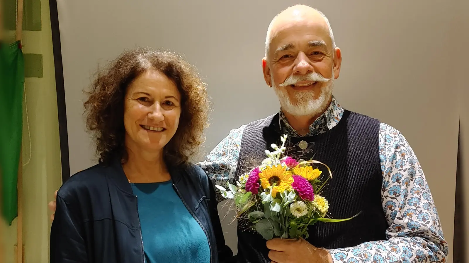 Die Ortsvorsitzende Heidi Herrmann und Michael Lappler starten zuversichtlich in den Wahlkampf. Bei der Nominierung gab es Blumen für den Bürgermeisterkandidaten. (Foto: Katrin Merklein)
