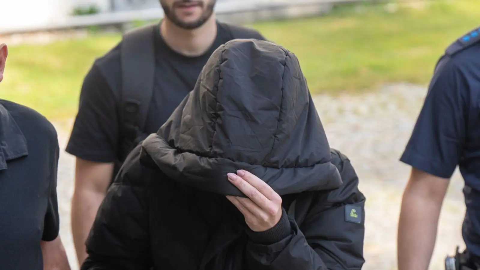 Zwei kleine Kinder werden tot im Bett gefunden, die Mutter sitzt daneben - nun steht sie vor Gericht.  (Foto: Peter Kneffel/dpa)