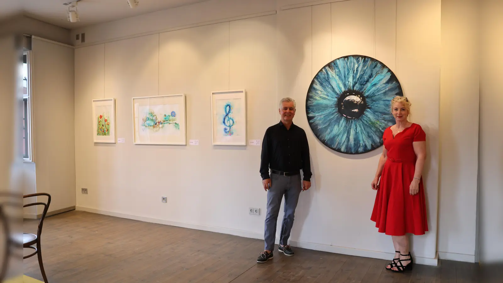 Mo Schweitzer und Wieland Kleinbub vor dem Bild „Deep Eye”. Der Stuttgarter hat die Bilder der Künstlerin in Musik umgesetzt. (Foto: Martina Haas)