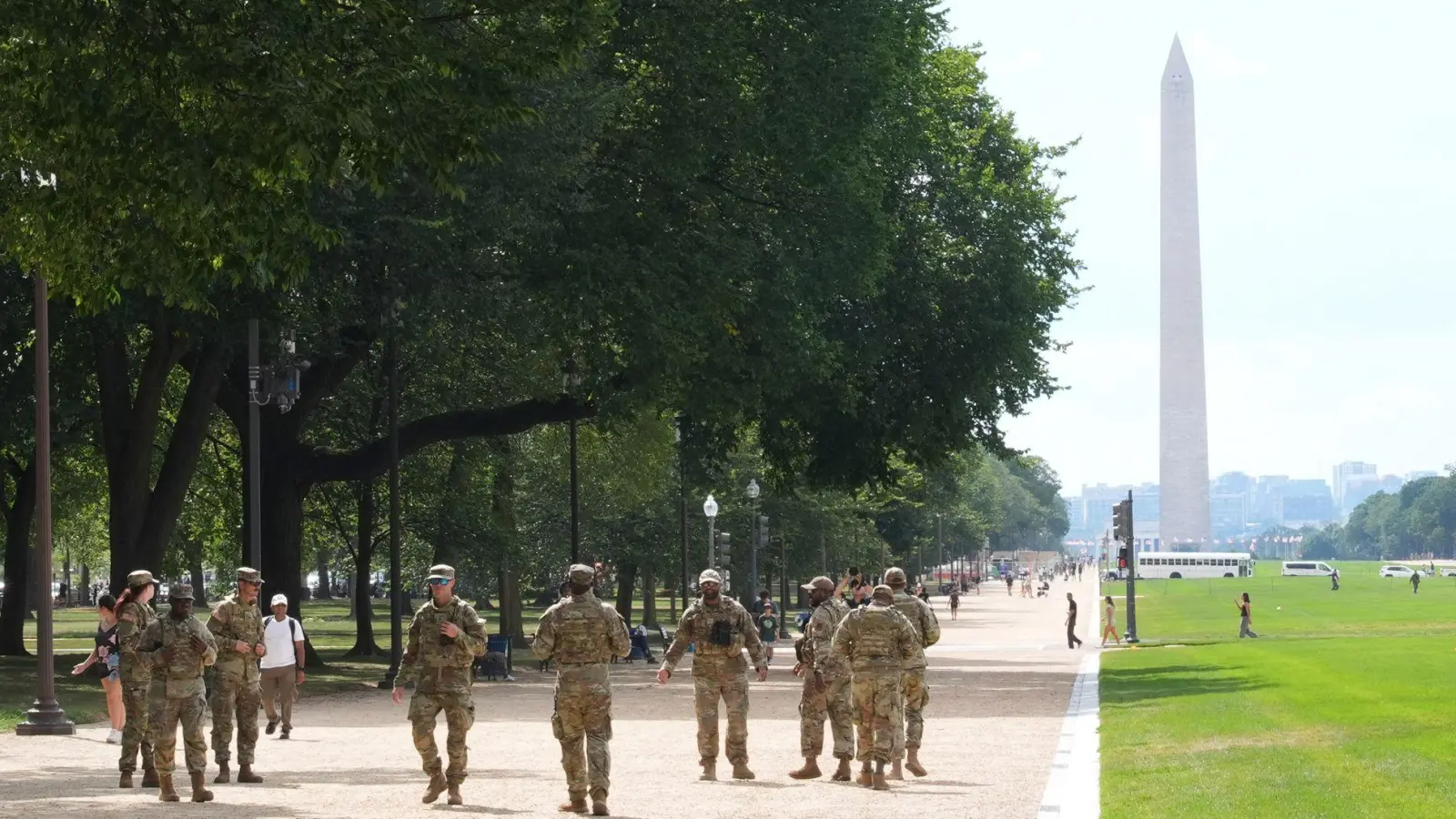 Die US-Regierung hat Washington unter Bundeskontrolle gestellt - die Nationalgarde patrouilliert durch die Hauptstadt.  (Foto: Jacquelyn Martin/AP/dpa)
