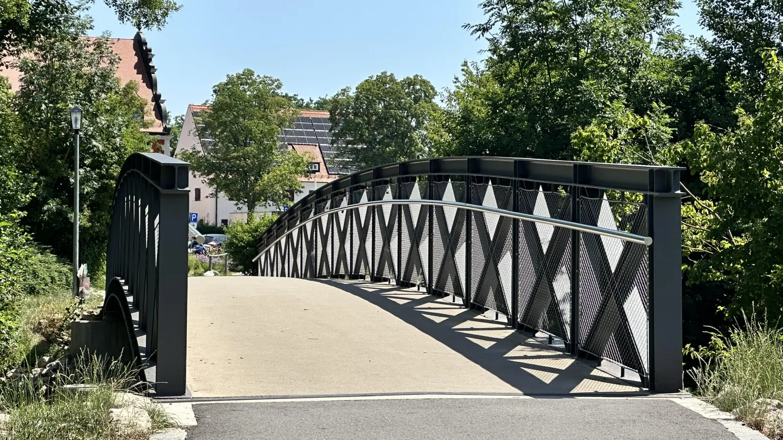 Eine unbekannte Frau hat am Mittwoch zwei Jungen vom Brückengeländer am Wörnitzsteg gestoßen. (Foto: Martina Haas)
