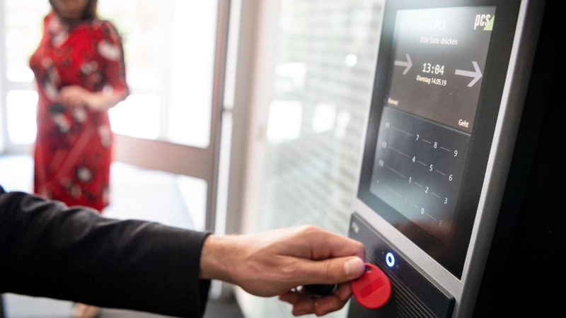 Mehr als die Hälfte der 1.000 Befragten gaben an, Überstunden leisten zu wollen - knapp 20 Prozent davon sogar dauerhaft. (Symbolbild) (Foto: Sina Schuldt/dpa/dpa-tmn)