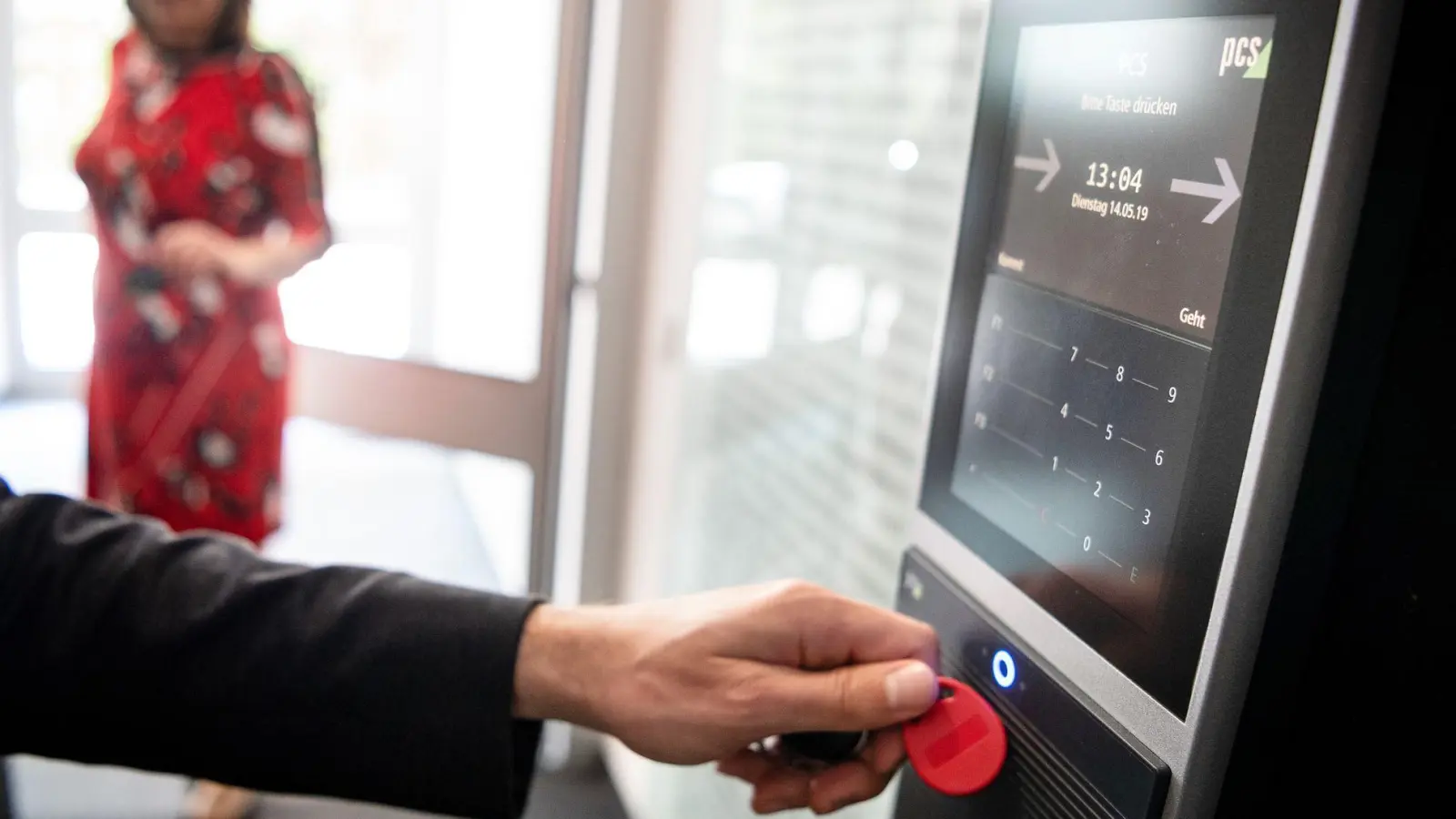Mehr als die Hälfte der 1.000 Befragten gaben an, Überstunden leisten zu wollen - knapp 20 Prozent davon sogar dauerhaft. (Symbolbild) (Foto: Sina Schuldt/dpa/dpa-tmn)