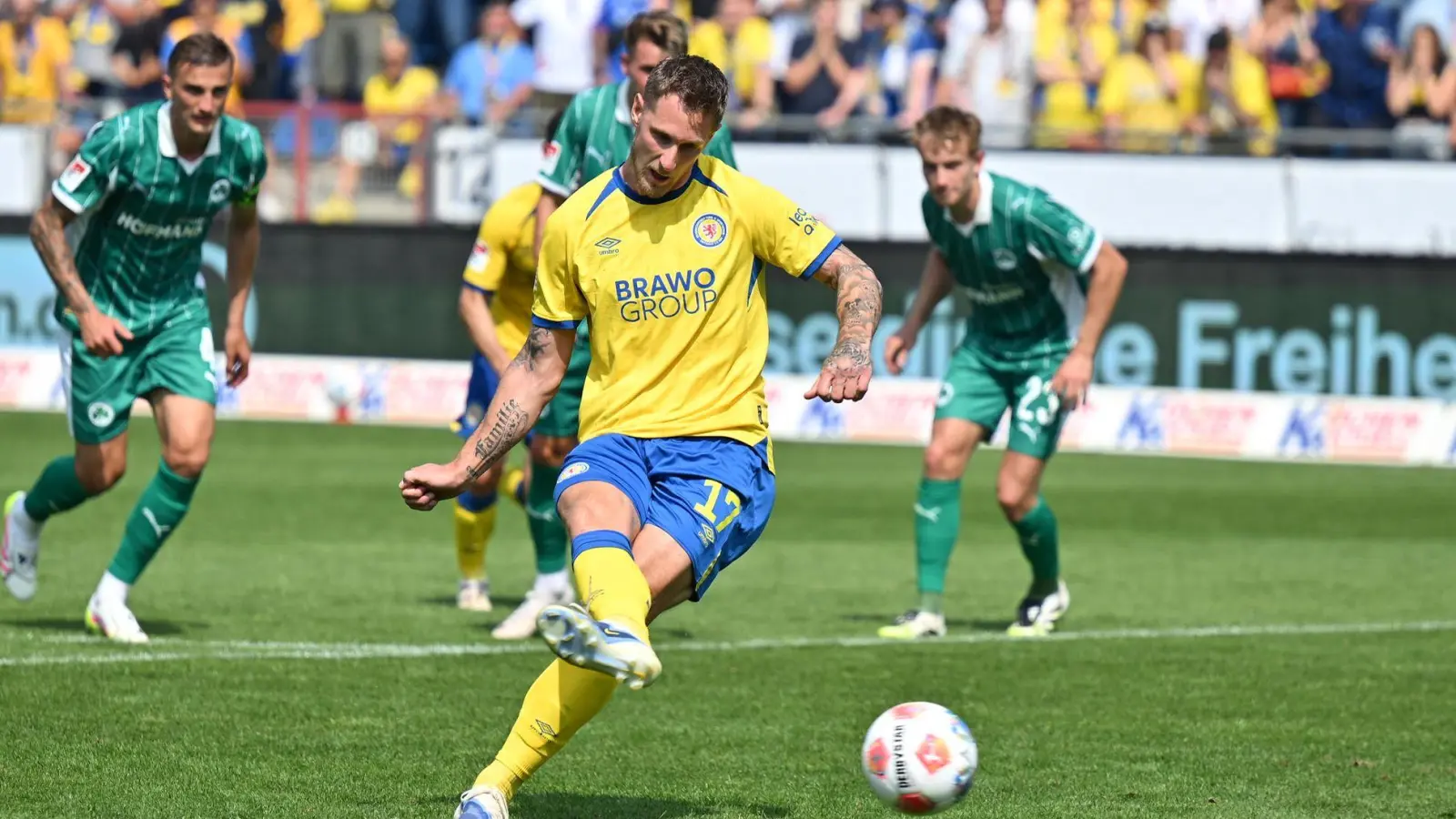 Der entscheidende Strafstoß durch Sebastian Polter.  (Foto: Swen Pförtner/dpa)
