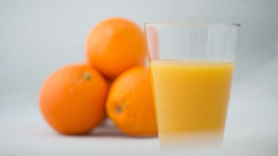 Kann lecker und teuer sein: ein Glas Organgensaft. (Foto: Arno Burgi/dpa-Zentralbild/dpa)
