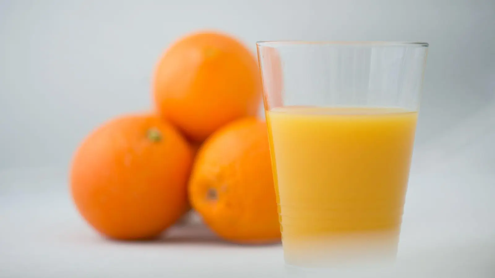 Kann lecker und teuer sein: ein Glas Organgensaft. (Foto: Arno Burgi/dpa-Zentralbild/dpa)
