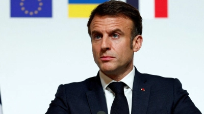 „Wir werden alles tun, was nötig ist, damit Russland diesen Krieg nicht gewinnen kann“: Frankreichs Präsident Emmanuel Macron. (Foto: Gonzalo Fuentes/RTR/AP/dpa)