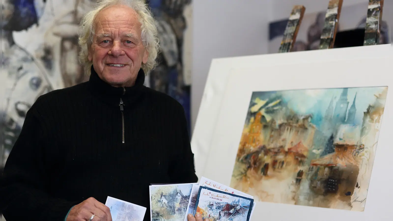 Hat neue Weihnachtsgrußkarten für einen guten Zweck aufgelegt: der Ansbacher Künstler Reiner Grunwald. Der 71-Jährige will mit seiner Benefizaktion den „Ärmsten der Armen“ helfen. (Foto: Thomas Wirth)