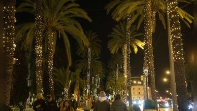 Palma hat die Weihnachtsbeleuchtung angeschaltet.  (Foto: Clara Margais/dpa)