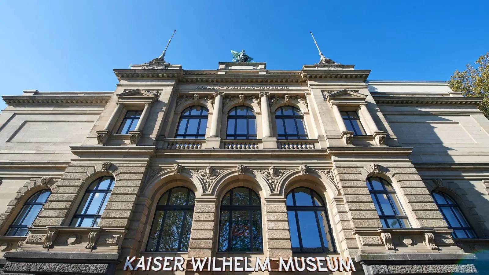 Die Fassade des Kaiser Wilhelm Museum in Krefeld. (Foto: Bernd Thissen/dpa)