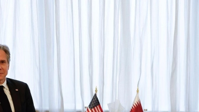 US-Außenminister Antony Blinken (l.) trifft sich mit Katars Premierminister und Außenminister Mohammed bin Abdulrahman bin Jassim Al Thani in Riad. (Foto: Evelyn Hockstein/Pool Reuters/AP/dpa)