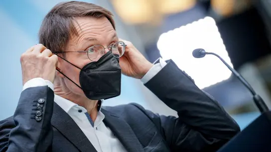 Karl Lauterbach, Bundesminister für Gesundheit, legt eine FFP2-Maske an. (Foto: Kay Nietfeld/dpa/Archivbild)