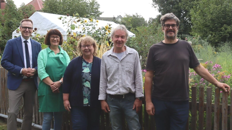 Landrat Dr. Christian von Dobschütz, Erika Redinger, Elke Schmidt, Richard Krämer und Joris Callens (von links) freuten sich über viele Gäste beim Tag der offenen Tür in der Uffenheimer Kreisobstanlage. (Foto: Rainer Fritsch)