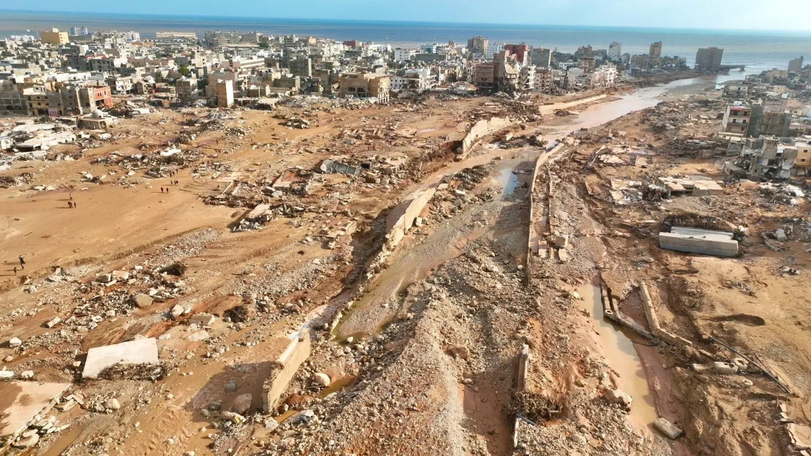 Die verwüstete Hafenstadt Darna nach dem verheerenden Unwetter. Überflutungen, Waldbrände, Hitzewellen - die extremen Wetterereignisse 2023 sind laut Experten eine Wendemarke. (Foto: Jamal Alkomaty/AP/dpa)
