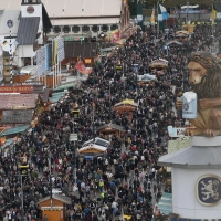 Im vergangenen Jahr kam es kurzzeitig zur Überfüllung des Festgeländes. (Archivbild) (Foto: Felix Hörhager/dpa)