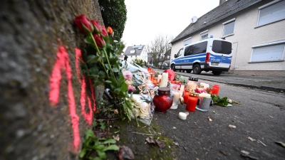 Kerzen und Blumen stehen im Dezember vergangenen Jahres am Tatort in Illerkirchberg. (Foto: Bernd Weißbrod/dpa)