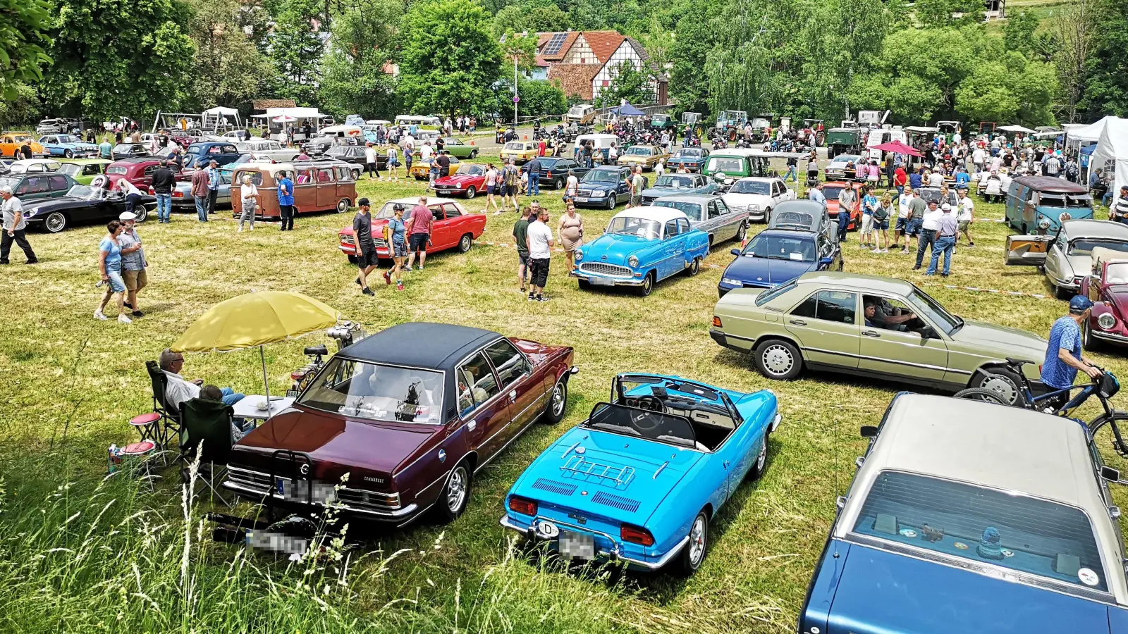 Ein stattlicher Nostalgie-Fuhrpark kam da zusammen beim diesjährigen Oldtimertreffen in Tauberzell. In grüner Umgebung war entspanntes Schauen und Fachsimpeln möglich. (Foto: Jürgen Binder)