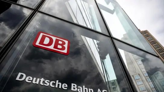 Der Schriftzug mit Logo steht an der Zentrale der Deutschen Bahn in Berlin. (Foto: Fabian Sommer/dpa/Symbolbild)