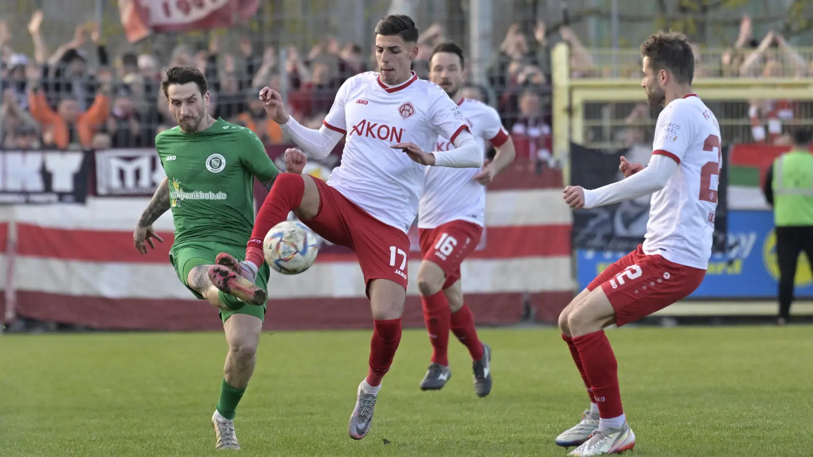 Der Ansbacher Michael Belzner (links) mit dem Würzburger Ivan Franjic (am Ball). (Foto: Martin Rügner)