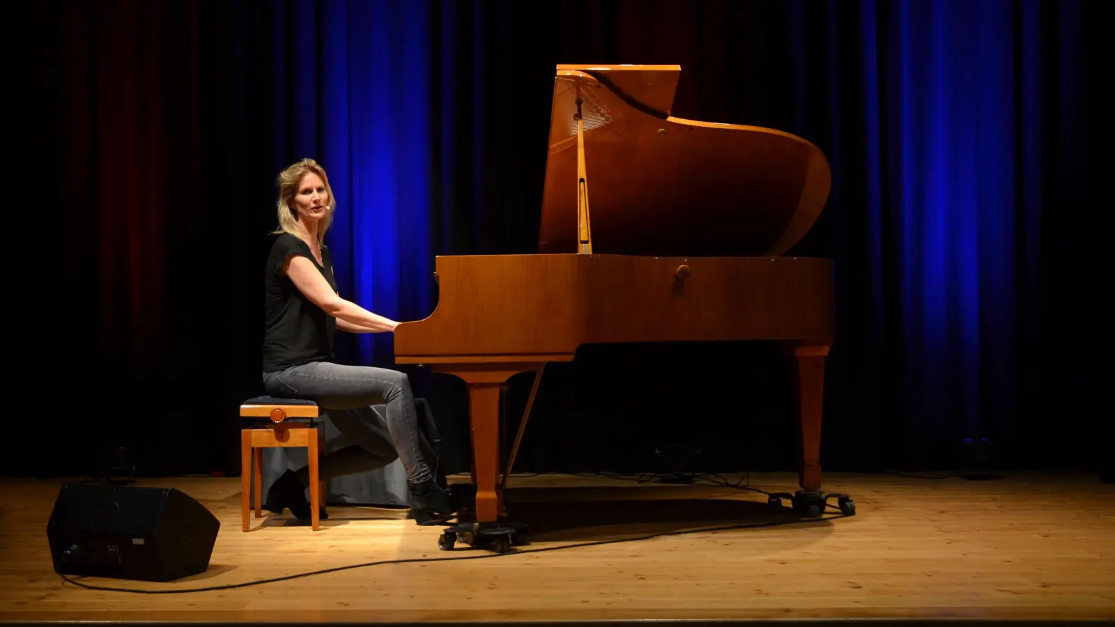 Tiefgründig, analytisch und immer unterhaltsam: die Chansonsängerin und Kabarettistin Lucy van Kuhl. (Foto: Yvonne Neckermann)