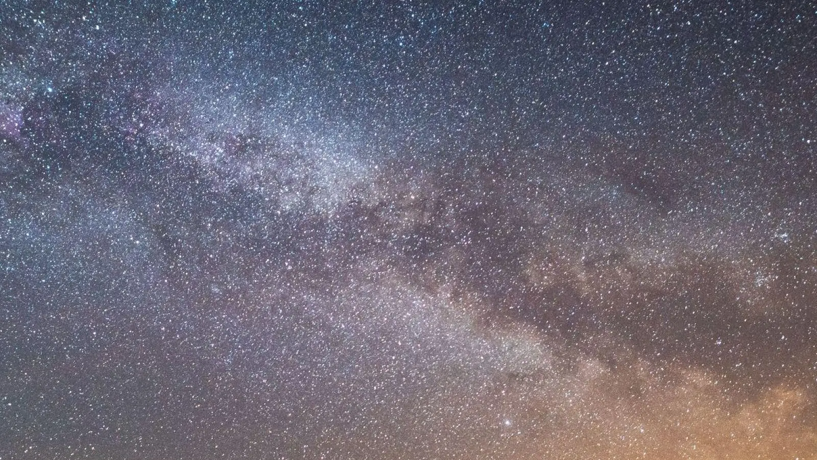 Der Sternenhimmel leuchtet über einem Rapsfeld. Laut Nasa könnte sich in den kommenden Monaten ein Himmelsspektakel ereignen - eine sogenannte Nova-Explosion. (Foto: Daniel Reinhardt/dpa)