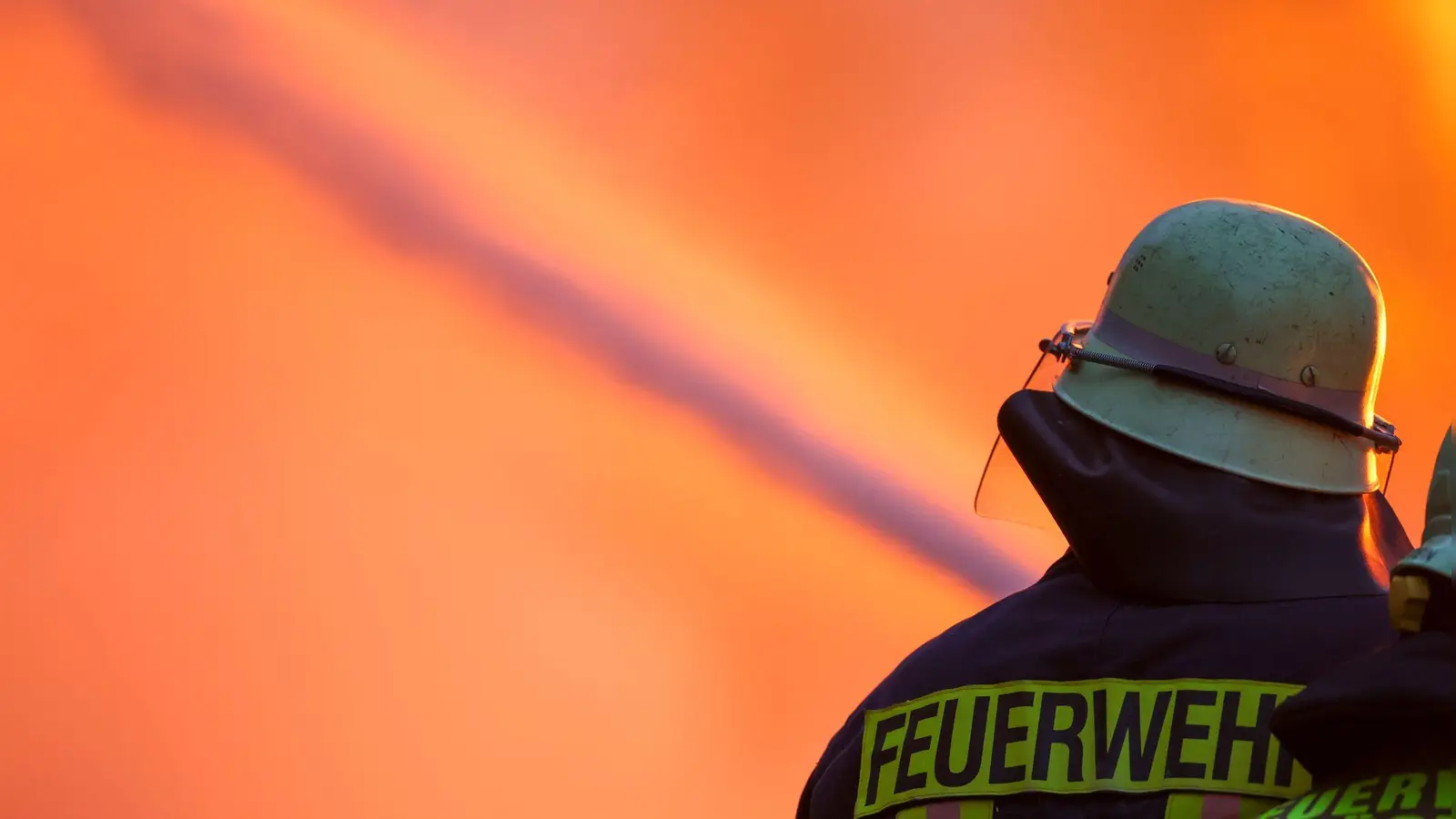 Die Einsatzkräfte sind mit einem Großaufgebot vor Ort, um die Flammen zu löschen. (Symbolbild) (Foto: Christoph Reichwein/dpa)