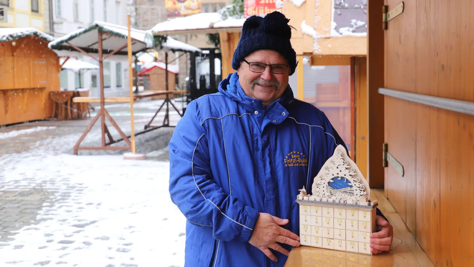 Fritz Heubeck, genannt „Fritzi-Bubi”, bringt zum Ansbacher Weihnachtsmarkt immer eine Bastelarbeit mit. Diesmal ist es ein Adventskalender. (Foto: Oliver Herbst)