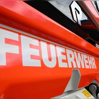 Feuerwehrleute schlugen die Scheibe des Autos ein und retteten den Säugling. (Symbolbild) (Foto: Bernd Weißbrod/dpa)
